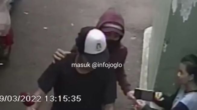 Tangkapan layar video viral aksi jambret HP di Joglo, Jakarta Barat, Selasa (29/3/2022). [Instagram@infojoglo]