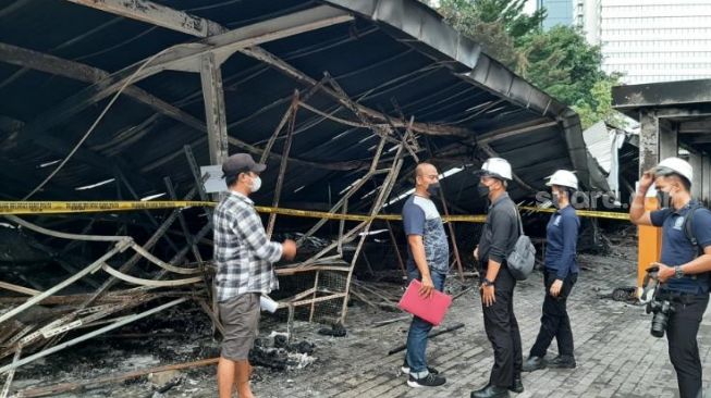 Penyidik Polres Metro Jakarta Pusat melakukan olah TKP kebakaran kios Lenggang Jakarta di kawasan IRTI Monas, Kamis (31/3/2022). [Suara.com/Ummi Hadyah Saleh]