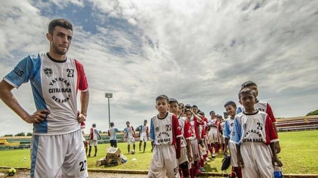 Carlos Raul Sciucatti (kiri), Pesepak Bola Argentina yang Perdalam Agama Islam di Pesantren Kalimantan. [Instagram/@jeparahariini]