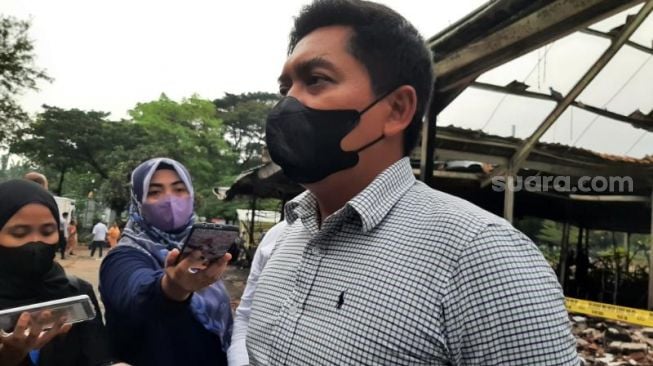 Kasat Reskrim Polres Metro Jakarta Pusat AKBP Wishnu Wardana di lokasi kebakaran kios Lenggang Jakarta di kawasan Monas, Kamis (31/3/2022). [Suara.com/Ummi Hadyah Saleh]