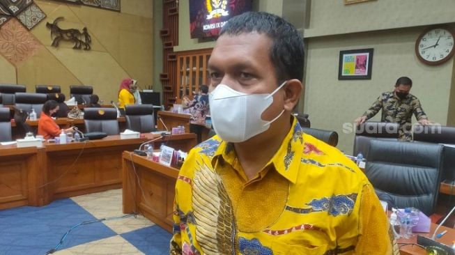 Wakil Ketua Komisi IX DPR, Emanuel Melkiades Laka Lena di Kompleks Parlemen, Senayan, Jakarta, Kamis (31/3/2022). (Suara.com/Bagaskara)