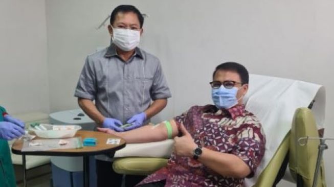 Wakil Ketua MPR Ahmad Basarah bersama Mantan Menkes dokter Terawan Agus Putranto usai mendapat Vaksin Nusantara di RSPAD Gatot Subroto, Jakarta pada Kamis (31/3/2022). [Dokumentasi]