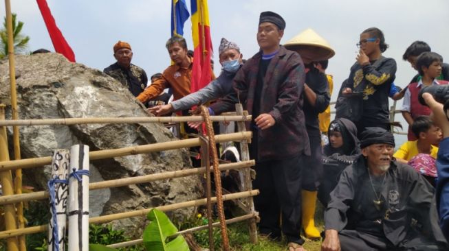 Warga Bandung Barat Bawa Sesajen ke Sesar Lembang dan Sembelih Kambing Hitam di Puncak Gunung Batu, Ada Apa?