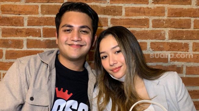 Rizky Alatas dan Adzana Bing Slamet. [Evi Ariska/Suara.com]