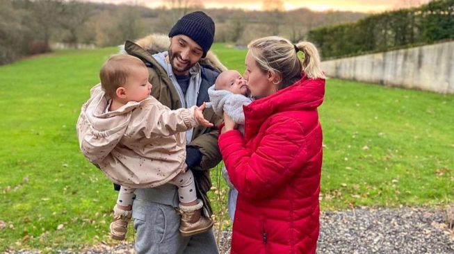 Tom Parker bersama istri dan dua anaknya. [Instagram @being_kelsey]