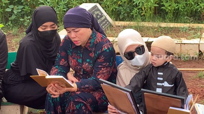 Haji Faisal dan keluarga ke makam Bibi Ardiansyah dab Vanessa Angel [Suara.com/Adiyoga Priyambodo]