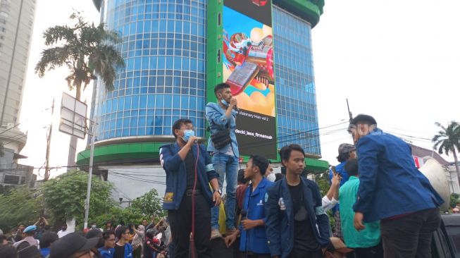 Ratusan mahasiswa demo tolak penundaan pemilu di kawasan Istana Negara, Jakarta. (Suara.com/Yaumal)