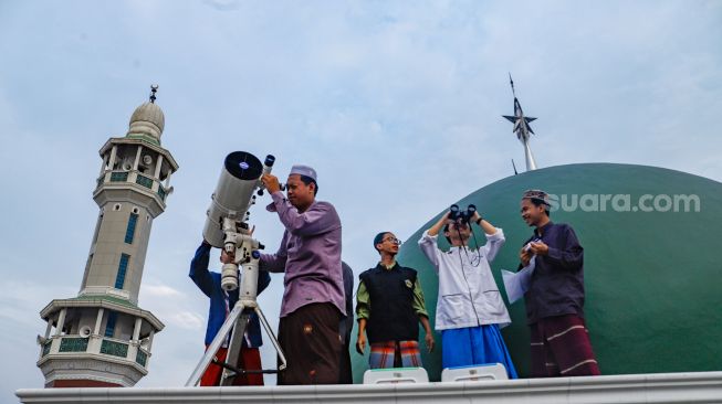 Petugas melakukan pemantauan hilal awal Ramadhan 1443 Hijriah di Masjid Al Musyariin, Jakarta Barat, Jumat (1/4/2022). [Suara.com/Alfian Winanto]