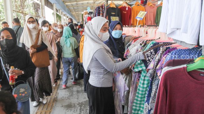 Warga berbelanja di Pasar Tanah Abang, Jakarta Pusat, Jumat (1/4/2022). [Suara.com/Alfian Winanto]