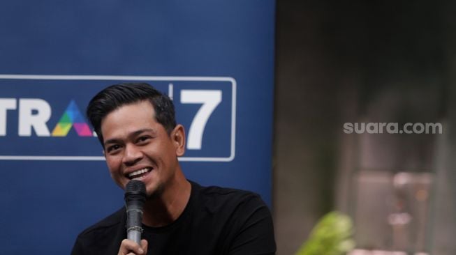 Presenter Surya Insomnia memberikan keterangan saat Interview Program Ramadhan TRANS7 di Studio TRANS 7, Jakarta, Jumat (1/4/2022). [Suara.com/Angga Budhiyanto]