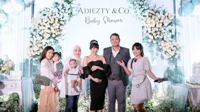 Acara Baby Shower Adiezty Fersa dan Gilang Dirga yang dihadiri banyak rekan artis. [Instagram]