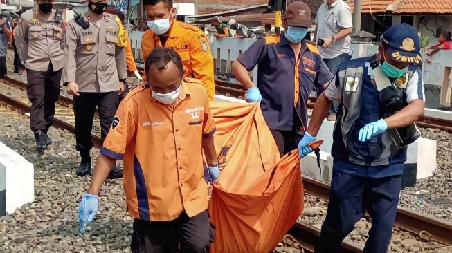 Nenek-nenek Mau Menyeberang Rel Terpeleset Lalu Tersambar Kereta Api di Surabaya