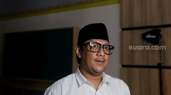 Komedian Andre Taulany memberikan keterangan pers usai Interview Program Ramadhan TRANS7 di Studio TRANS 7, Jakarta, Jumat (1/4/2022). [Suara.com/Angga Budhiyanto]