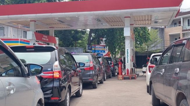 Harga Pertamax Naik, Antrean Pengendara di SPBU Makassar Mengular di Dispenser Pertalite