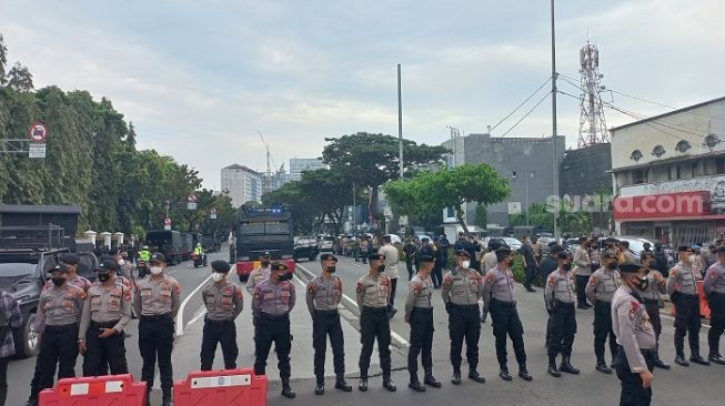 Larang Dekati Istana, Puluhan Polisi Bentuk Pagar Betis Halau Massa Mahasiswa Demo Tolak Wacana Jokowi 3 Periode