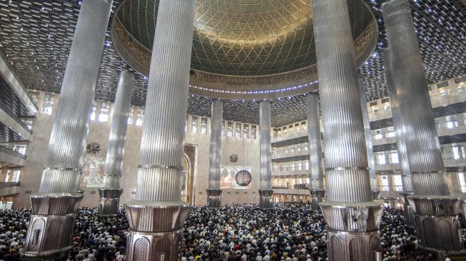Umat muslim melaksanakan ibadah shalat jumat di Masjid Istiqlal, Jakarta, Jumat (1/4/2022). ANTARA FOTO/Muhammad Adimaja
