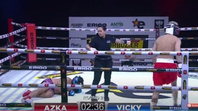 Potret Duel Tinju Vicky Prasetyo vs Azka Corbuzier. (YouTube/Deddy Corbuzier)