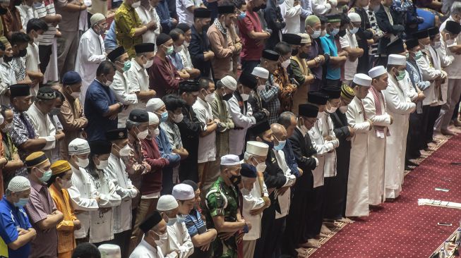 Umat muslim melaksanakan ibadah shalat jumat di Masjid Istiqlal, Jakarta, Jumat (1/4/2022). ANTARA FOTO/Muhammad Adimaja