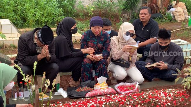 Haji Faisal dan keluarga ke makam Bibi Ardiansyah dab Vanessa Angel [Suara.com/Adiyoga Priyambodo]