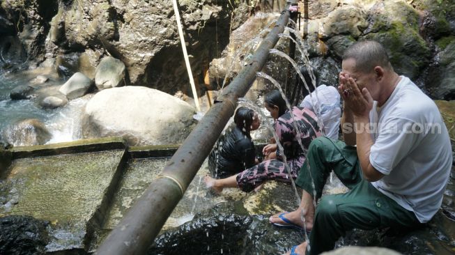 Warga melakukan tradisi padusan di pancuran air hangat Pingit untuk membersihkan diri sambut Ramadhan. [Suara.com/Citra Ningsih]