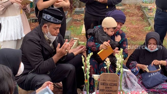 Haji Faisal beserta keluarga mengunjungi makam Vanessa Angel dan Bibi Ardiansyah di TPU Taman Islam Malaka, Jumat (1/4/2022).  [Suara.com/Adiyoga Priyambodo]