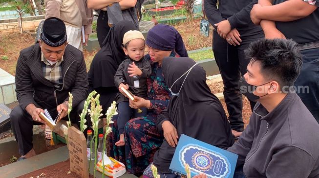 Haji Faisal and his family visited the graves of Vanessa Angel and Aunt Ardiansyah at Taman Islam Malacca TPU, Friday (1/4/2022).  [Suara.com/Adiyoga Priyambodo]