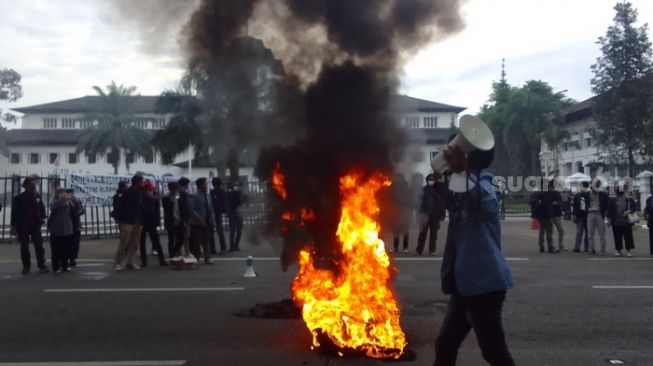 Gelar Demo Tolak Kenaikan Harga BBM di Depan Gedung Sate, Mahasiswa Sebut Pemerintah Jokowi Gagal