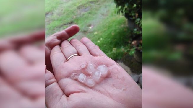 Hujan Es Jatuh di Dua Perkampungan di Bintan, Ukuran Sebesar Jempol, Warga Harap Pertanda Baik