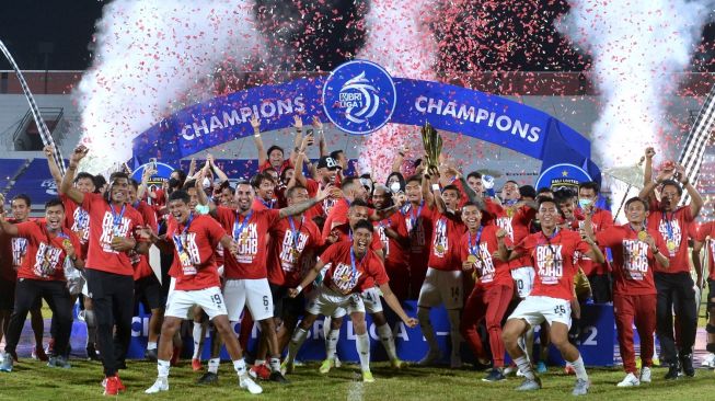 Pemain Bali United merayakan kegembiraan saat penganugerahan juara Liga 1 di Stadion Kapten I Wayan Dipta, Gianyar, Bali, Kamis (31/3/2022). Bali United berhasil menjadi juara Liga 1 2021/2022. ANTARA FOTO/Fikri Yusuf/rwa.