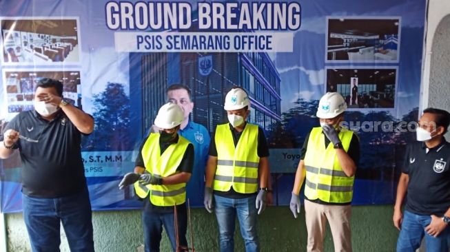 Pimpinan klub PSIS Semarang saat melakukan seremonial Ground Breaking kantor baru. [Suara.com/Budi Arista Romadhoni]