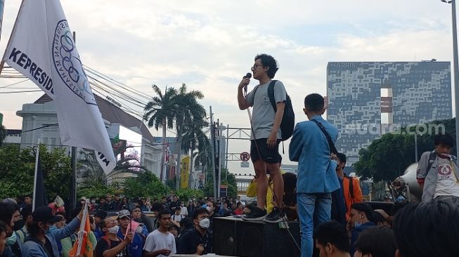 Demo mahasiswa tolak penundaan pemilu di kawasan Istana Negara, Jakarta. (Suara.com/Yaumal)