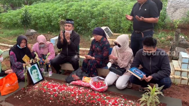 Haji Faisal beserta keluarga mengunjungi makam Vanessa Angel dan Bibi Ardiansyah di TPU Taman Islam Malaka, Jumat (1/4/2022).  [Suara.com/Adiyoga Priyambodo]