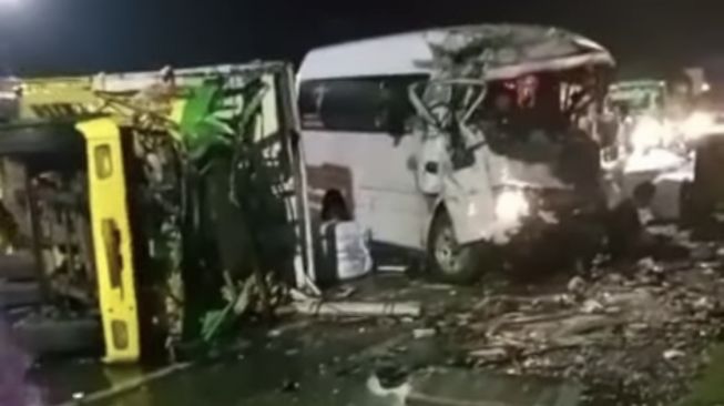 Brak! Kecelakaan Maut Mobil Travel dan Truk Terjadi di Pemalang, Lima Orang Dikabarkan Tewas