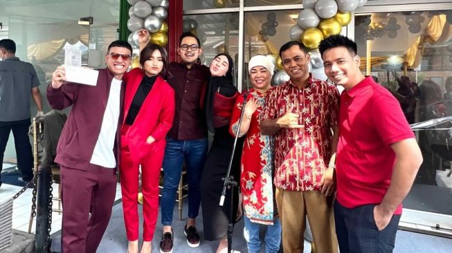 6 Potret Toko MS Glow Istri Haji Faisal, Acara Peresmian Berlangsung Meriah