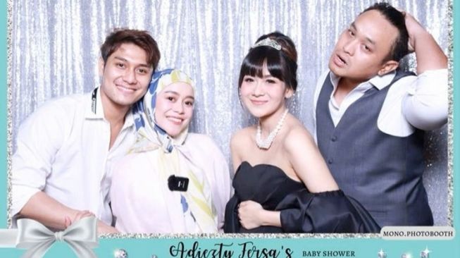 Acara Baby Shower Adiezty Fersa dan Gilang Dirga yang dihadiri banyak artis, salah satunya pasangan Rizky Billar dan Lesti Kejora. [Instagram]