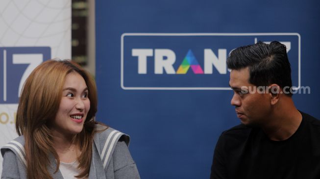 Penyanyi Ayu Ting Ting (kiri) berbincang dengan presenter Surya Insomnia saat Interview Program Ramadhan TRANS7 di Studio TRANS 7, Jakarta, Jumat (1/4/2022). [Suara.com/Angga Budhiyanto]