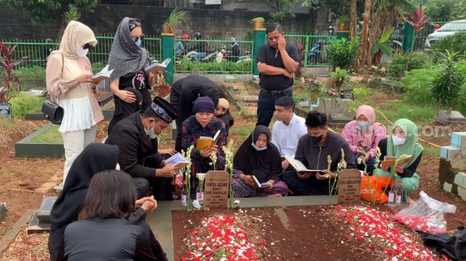 Haji Faisal beserta keluarga mengunjungi makam Vanessa Angel dan Bibi Ardiansyah di TPU Taman Islam Malaka, Jumat (1/4/2022).  [Suara.com/Adiyoga Priyambodo]