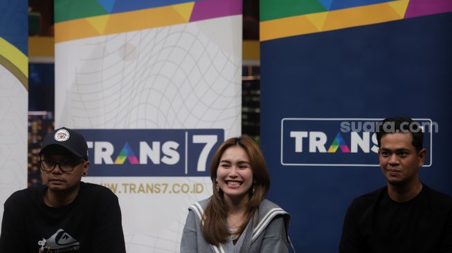 Penyanyi Ayu Ting Ting (tengah) bersama dengan komedian Wendy Cagur (kiri) dan presenter Surya Insomnia ditemui saat Interview Program Ramadhan TRANS7 di Studio TRANS 7, Jakarta, Jumat (1/4/2022). [Suara.com/Angga Budhiyanto]