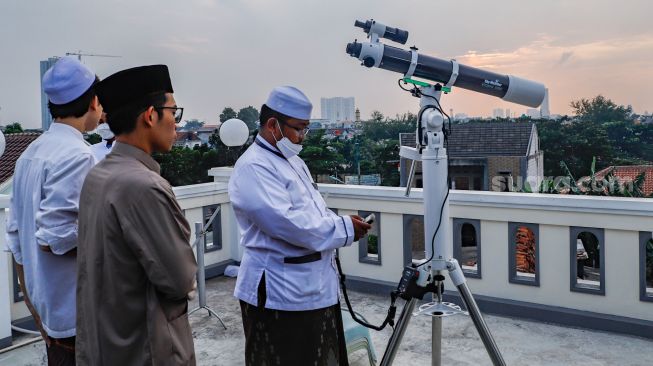 Petugas melakukan pemantauan hilal awal Ramadhan 1443 Hijriah di Masjid Al Musyariin, Jakarta Barat, Jumat (1/4/2022). [Suara.com/Alfian Winanto]