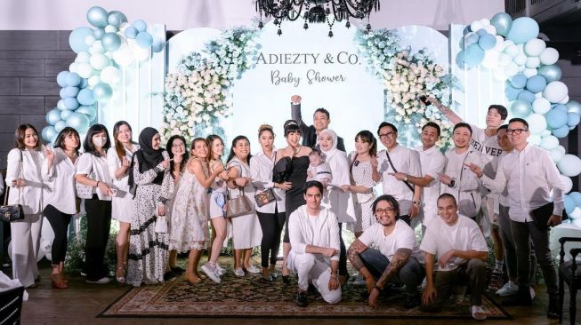 Acara Baby Shower Adiezty Fersa dan Gilang Dirga yang dibanjiri rekan artis. [Instagram]