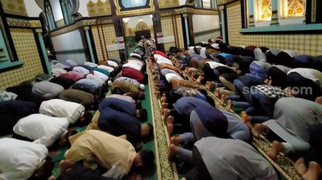 Jemaah menunaikan salat tarawih di Masjid Raya Al-Mashun Medan. [Suara.com/M. Aribowo]