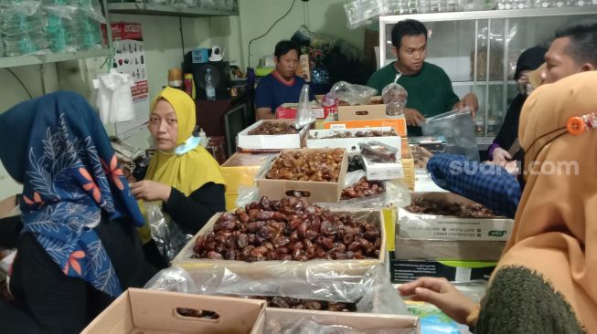 Jelang Bulan Ramadhan, Penjualan Kurma di Solo Menggeliat