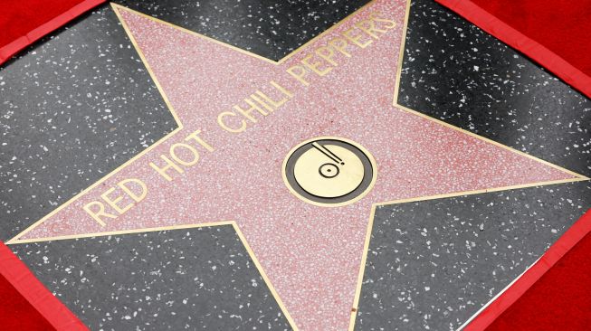 Emblem bintang milik Band Red Hot Chili Peppers di Hollywood Walk of Fame di Los Angeles, California, Amerika Serikat, Kamis (31/3/2022). [Michael Tran / AFP]