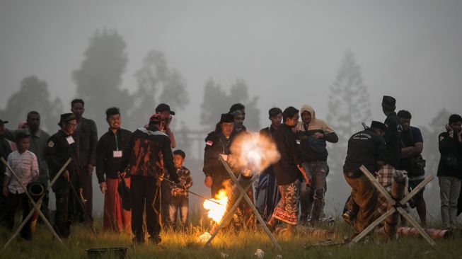 Warga membunyikan meriam bambu pada acara Festival Long Bumbung di Desa Gondosuli, Tawangmangu, Karanganyar, Jawa Tengah, Jumat (1/4/2022). [ANTARA FOTO/Mohammad Ayudha/aww]
