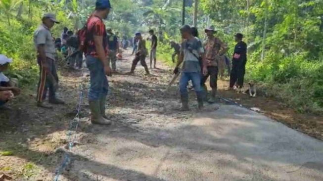 Tak Kunjung Diperbaiki Pemerintah Meski Sudah Banyak Makan Korban, Warga Patungan Beli Semen untuk Perbaiki Jalan