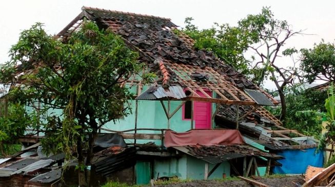 Pabrik dan Rumah Warga di Garut Rusak Diterjang Angin Puting Beliung