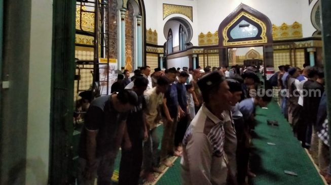 Malam Pertama Salat Tarawih di Masjid Raya Al-Mashun Medan Dipadati Seribuan Jemaah