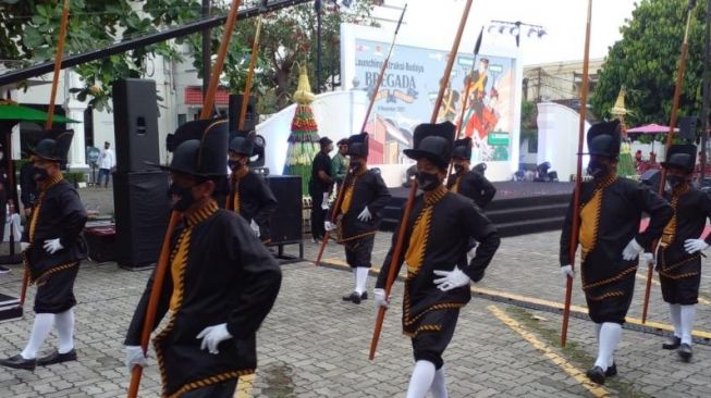 Berdiri Empat Jam, Sempat Dimaki Wisatawan: Cerita Suka Duka "Prajurit" Malioboro