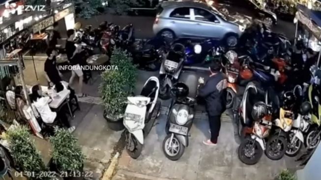 Viral Mobil Tabrak Sepeda Motor di Jalan Lengkong Bandung, Pengemudinya Nyaris Dihajar Warga