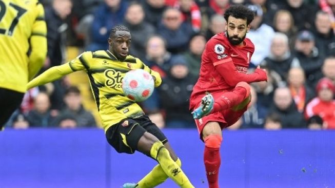 Pemain Liverpool Mohamed Salah melepaskan tendangan ke gawang Watford dalam pertandingan Liga Premier yang digelar di Anfield, Sabtu (2/4/2022). [AFP]